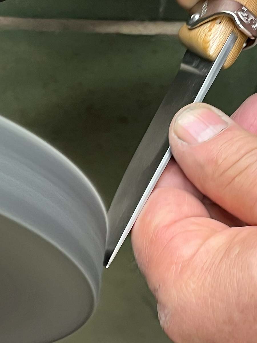 Couteaux et outils sur l'établi de l'atelier