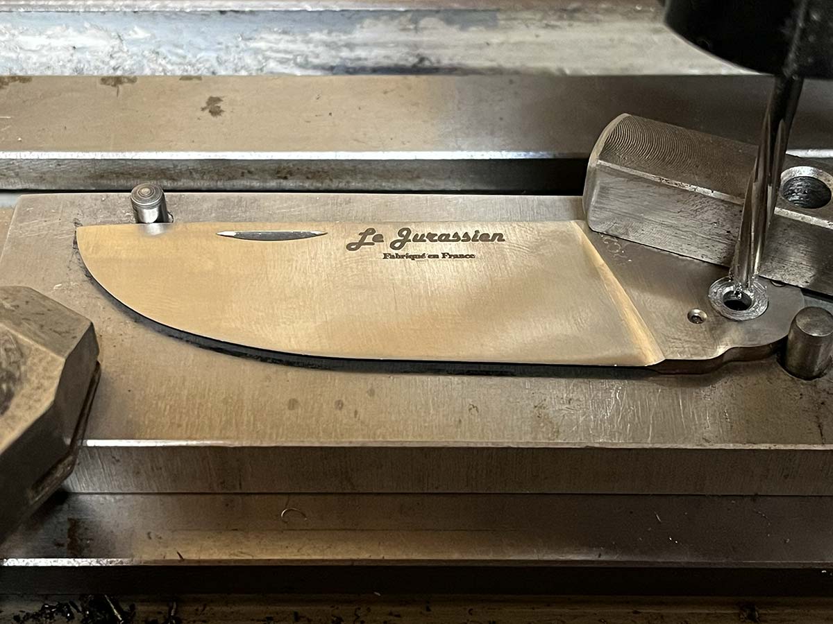 Couteau posé sur matière noble